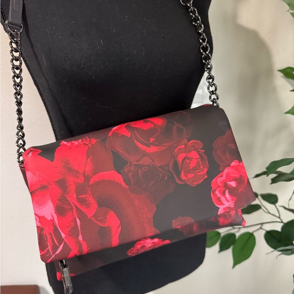 Simply Vera Vera Wang Red Rose Bloom Garrison Crossbody - like new tag fell off - Picture 8 of 11